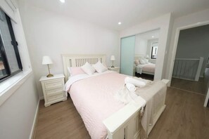 4 bedrooms, iron/ironing board, WiFi, bed sheets