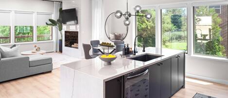 Réfrigérateur, micro-ondes, four, plaque de cuisson