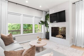 TV connectée, cheminée, écrans d'ordinateur