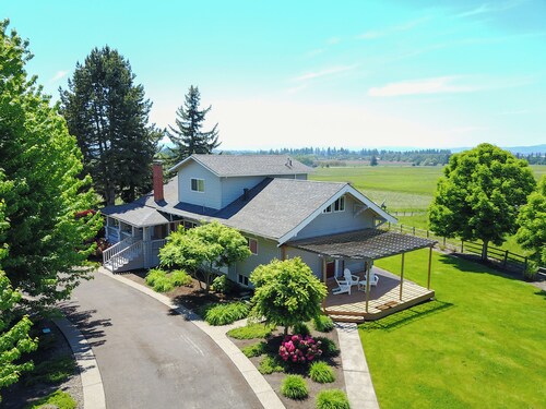 Wine Country Farmhouse with Gourmet Kitchen. Perfect for Large Groups.