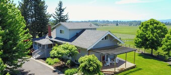 Wine Country Farmhouse with Gourmet Kitchen. Perfect for Large Groups.