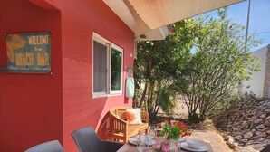A beach bar with a red exterior, outdoor seating, and a welcome sign. - Charming 2-bedroom resort apartement with AC, WiFi in beautiful Willemstad (Willemstad)