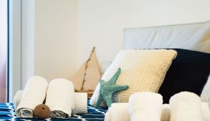 1 bedroom, travel cot