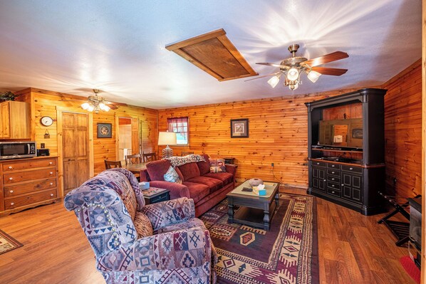 Een televisie en een open haard