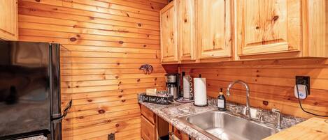 Réfrigérateur, micro-ondes, cafetière/bouilloire, grille-pain