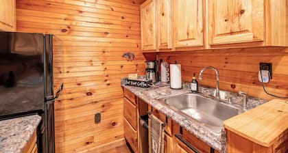 Sleepy Bear Cabin: Perfect for Solo Travelers