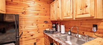Sleepy Bear Cabin: Perfect for Solo Travelers