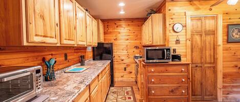 Réfrigérateur, micro-ondes, cafetière/bouilloire, grille-pain