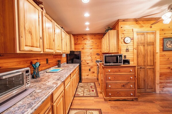 Réfrigérateur, micro-ondes, cafetière/bouilloire, grille-pain