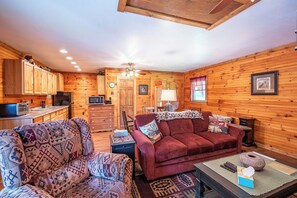 Een televisie en een open haard