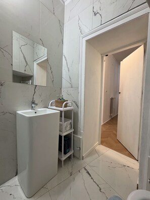 Dusche, Haartrockner, Bidet, Handtücher