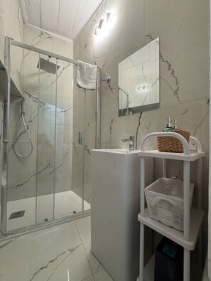 Shower, hair dryer, bidet, towels - 3 double rooms and 3 private bathrooms historic center of Palermo (Palermo)