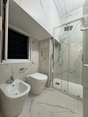 Shower, hair dryer, bidet, towels - 3 double rooms and 3 private bathrooms historic center of Palermo (Palermo)
