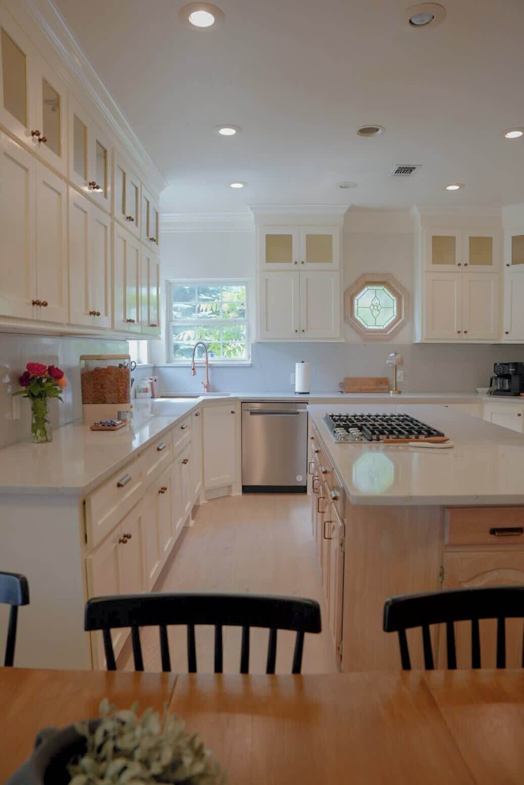 冷蔵庫、電子レンジ、オーブン、コンロ