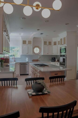 4Bd/2.5ba Movie Room Pool table bathtub, 3 Car Gar