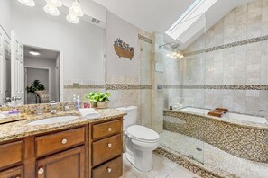 Douche, sĂšche-cheveux, serviettes fournies, savon