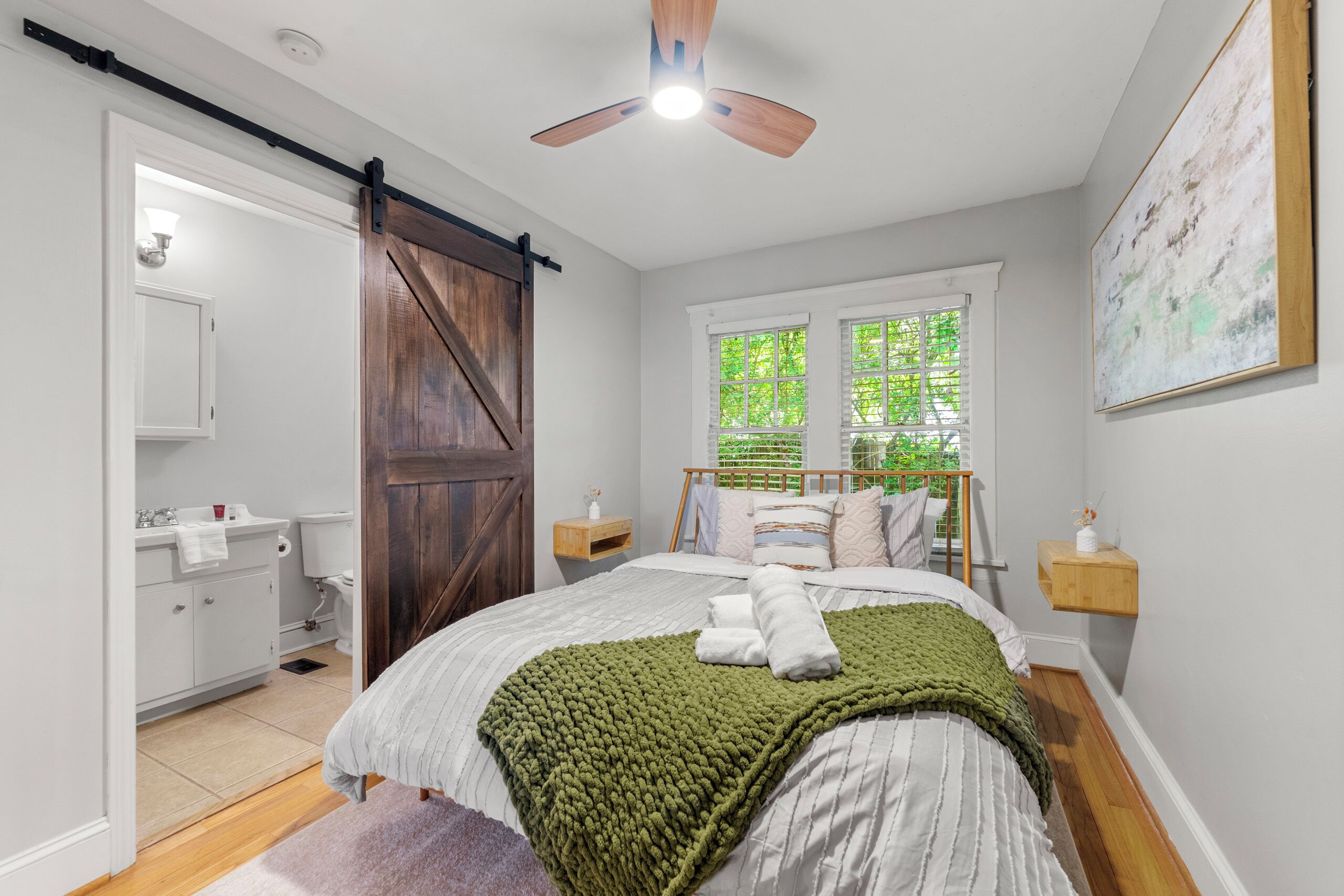 3 soveværelser, skrivebord, strygejern/strygebræt, weekendseng