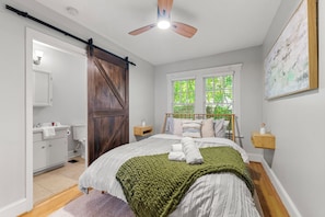 3 bedrooms, desk, iron/ironing board, travel crib - 3BR Bungalow by Oakhurst - Decatur (Decatur)