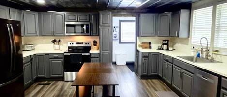 Geladeira, micro-ondas, fogão, cooktop