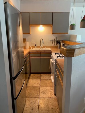 Microwave, oven, stovetop, dishwasher - Delightful Sam Hughes Casita near University of Arizona (Tucson)