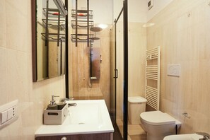 Dusche, Bidet, Handtücher, Shampoo