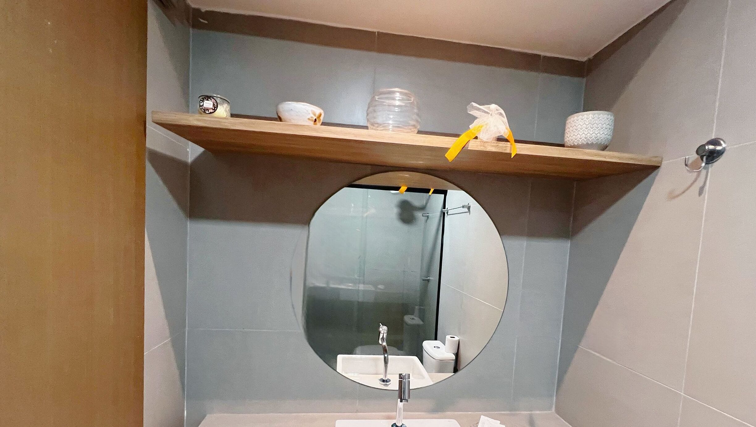 Estudio | Baño | Regadera, toallas, jabón, shampoo 