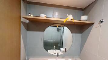 Estudio | Baño | Regadera, toallas, jabón, shampoo