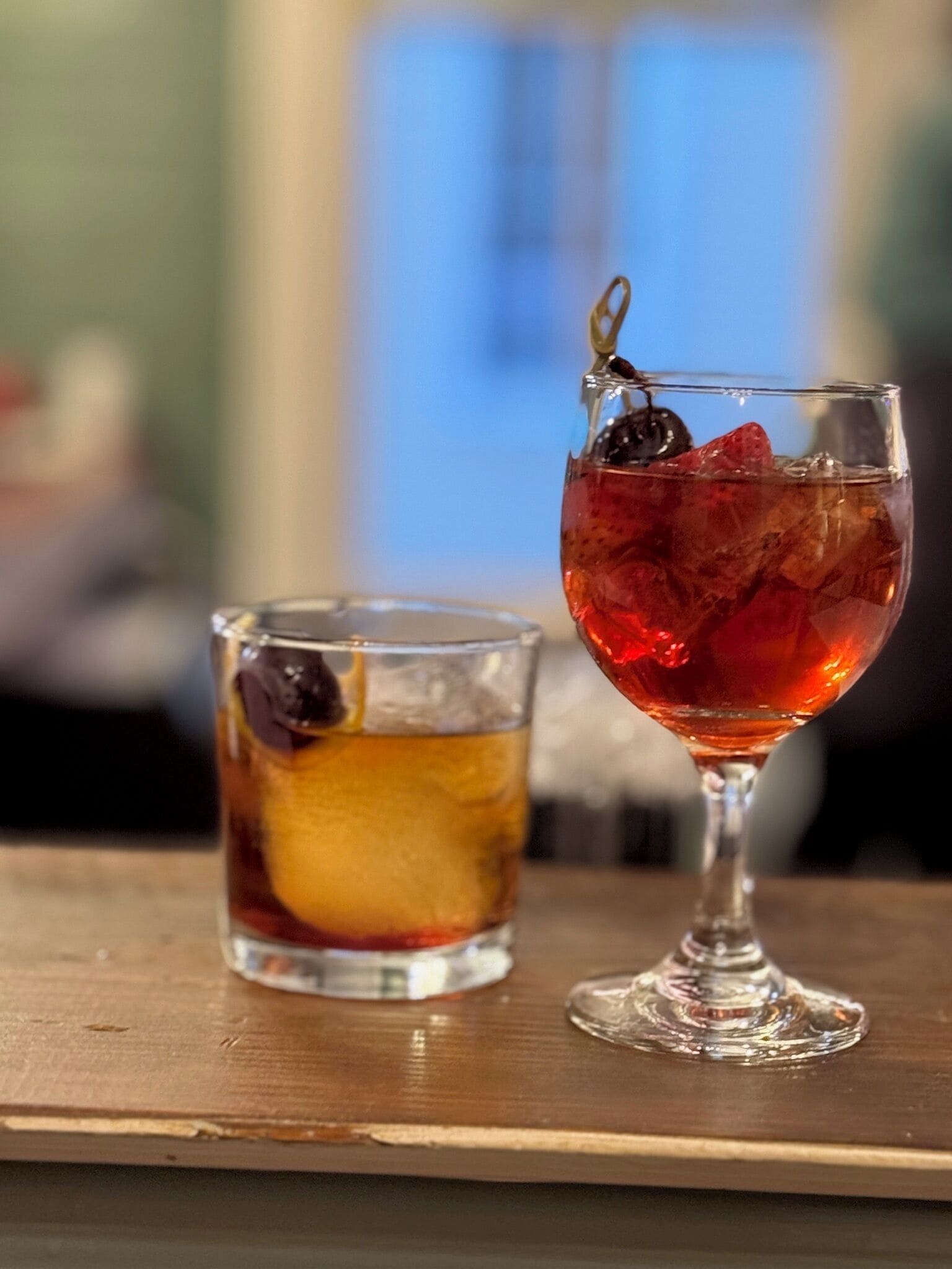 Dos vasos de bebidas sobre una superficie de madera.