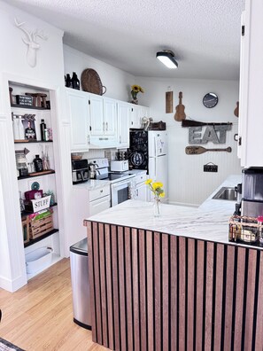 Microwave, oven, stovetop, dishwasher - Hot Tub with Pond-front & Outdoor Fire Place Upstate -Catskills (Athens)