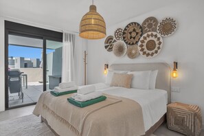 2 chambres, fer et planche à repasser, lit de bébé portatif