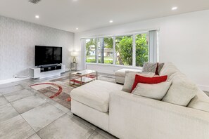 TV, table football - Outdoor Oasis, Games: Sleek Home 8 Mi to Hard Rock (Hollywood)