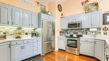 Fridge, microwave, stovetop, dishwasher