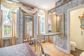 5 habitaciones, tabla de planchar con plancha, internet y ropa de cama 