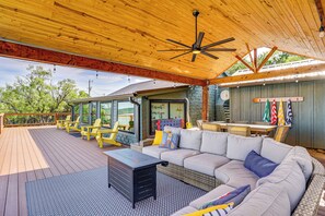 Outdoor dining - Lake View + Huge Deck: Cozy Possum Kingdom Retreat (Graham)