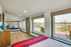 3 bedrooms, iron/ironing board, Internet, bed sheets - Lake View + Huge Deck: Cozy Possum Kingdom Retreat (Graham)
