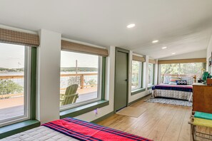 3 bedrooms, iron/ironing board, Internet, bed sheets - Lake View + Huge Deck: Cozy Possum Kingdom Retreat (Graham)