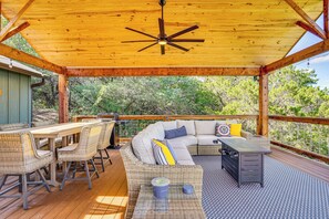 Outdoor dining - Lake View + Huge Deck: Cozy Possum Kingdom Retreat (Graham)