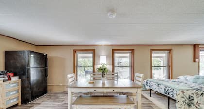 Lakefront Retreat w/ Patio in Fort Towson!