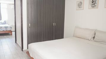 Deluxe Apartment | Iron/ironing board, free WiFi