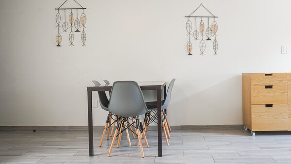 Deluxe Apartment | Dining room