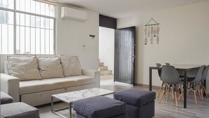 Apartamento Deluxe | Sala de estar | Una televisión