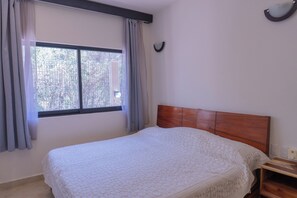 3 habitaciones, tabla de planchar con plancha, wifi y ropa de cama 