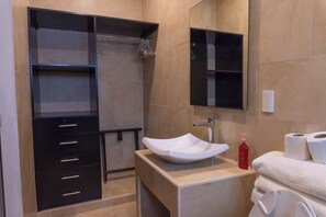 Een douche, handdoeken, zeep, toiletpapier