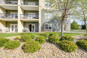 A multi-story building with balconies, a landscaped garden with shrubs and pebbles, and a tree. - 'Mountain Escape' w/ Pool Access in Pigeon Forge! (Pigeon Forge)