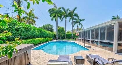 Beautiful 5-bedroom house in enchanting Cutler Bay, Private: Pool, Jacuzzi, Gym