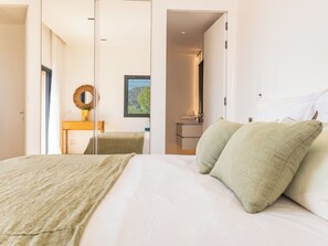 6 slaapkamers, een strijkplank/strijkijzer, reisbedje, wifi