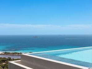 Een verwarmd zwembad