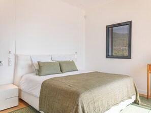 6 bedrooms, iron/ironing board, travel cot, WiFi