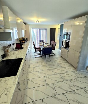 Microwave, oven, dishwasher - Elegant 3-Bedroom Sleeps 6 Fully Equipped|Families,NHS&Business Contractors (Kettering)