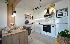 Fridge, oven, dishwasher, coffee/tea maker